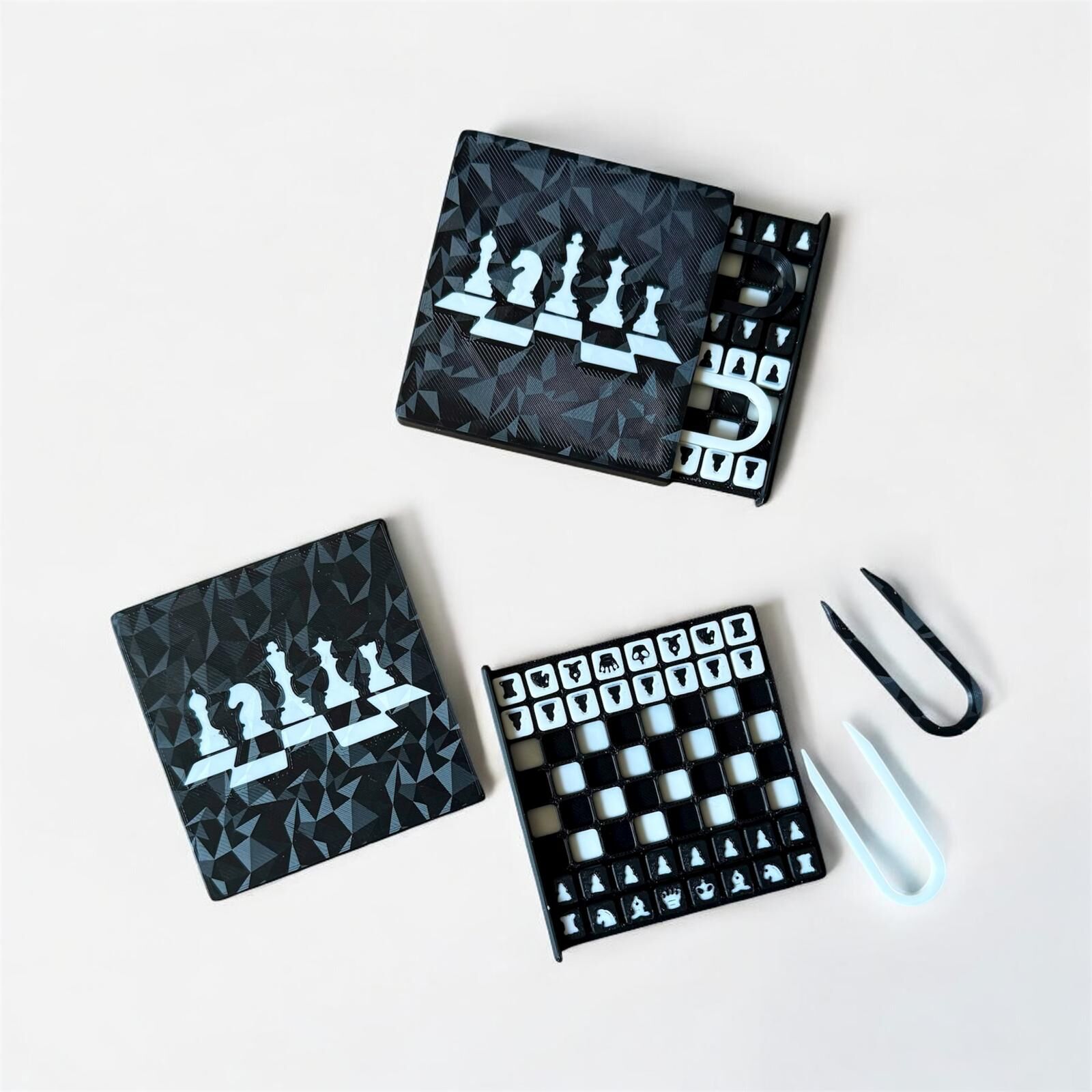 Mini Kare Satranç Takımı 8 cm – Taş Toplama Pensli, Taşınabilir Eğitici Zeka Oyunu