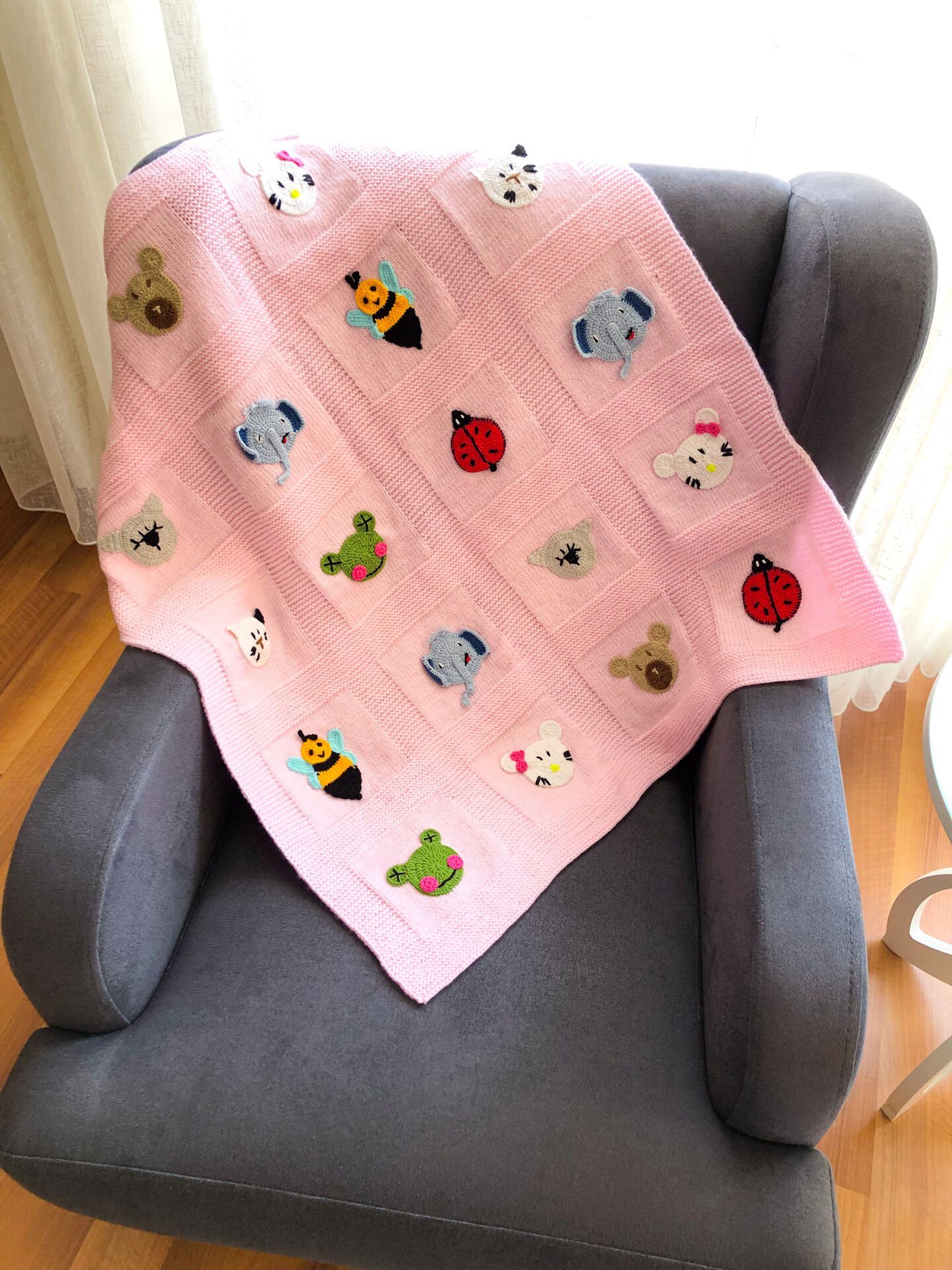 Hayvanlı Pembe Örgü Bebek Battaniyesi
