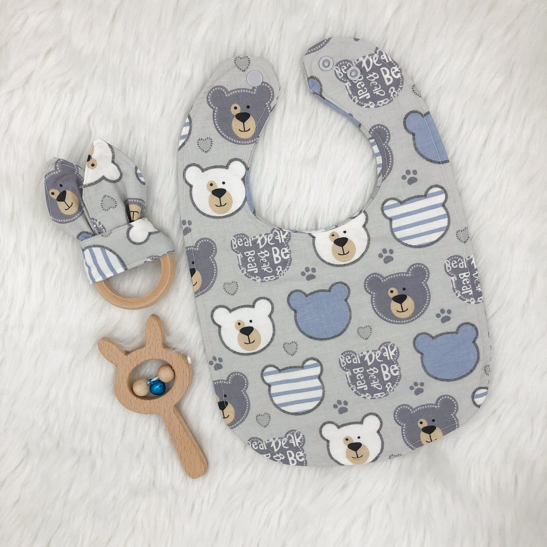 3lü Bebek Hediyelik Takımı (Sıvı Geçirmez Mama Önlüğü,Diş Kaşıyıcı, Çıngırak) Model 6