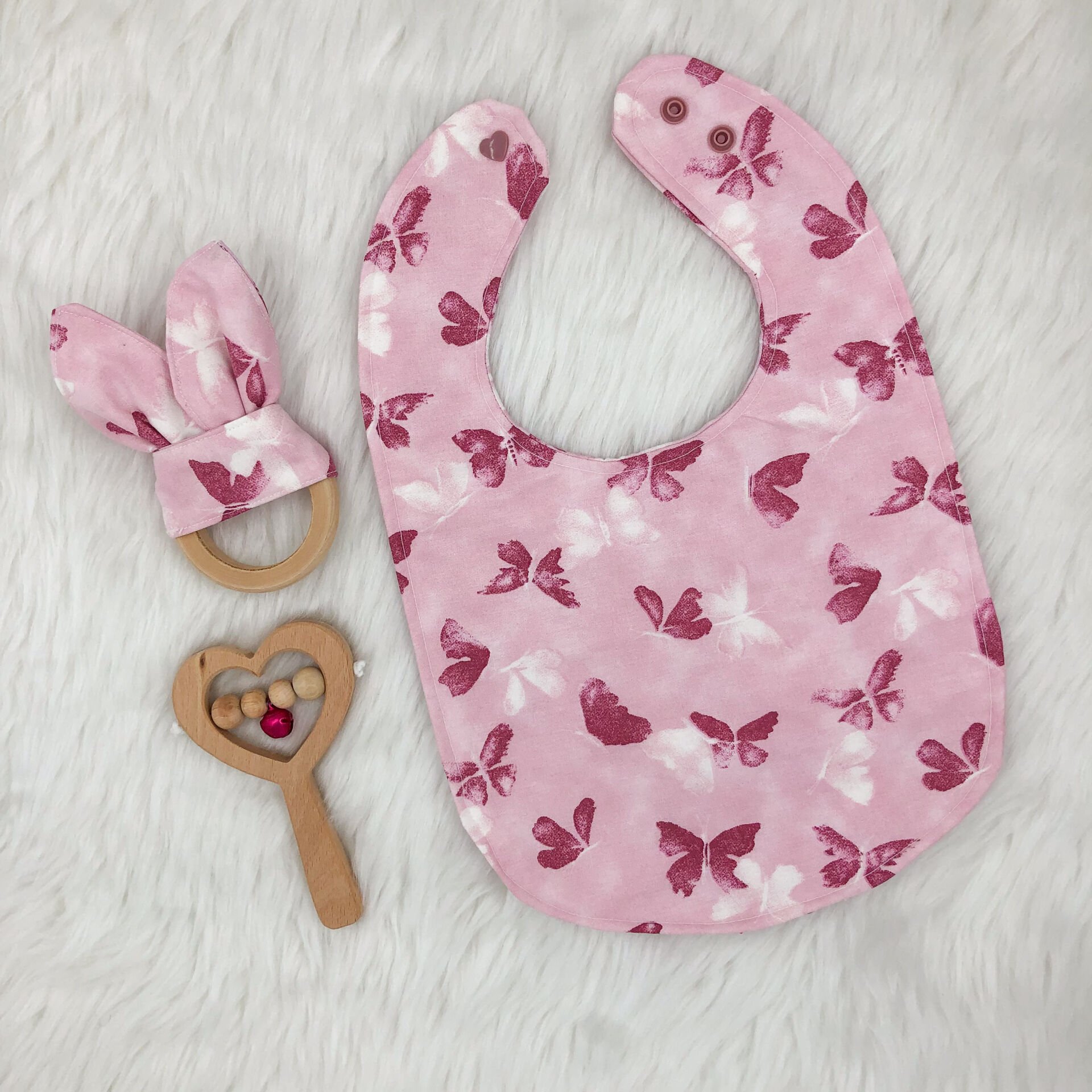 3lü Bebek Hediyelik Takımı (Sıvı Geçirmez Mama Önlüğü,Diş Kaşıyıcı, Çıngırak) Model 20