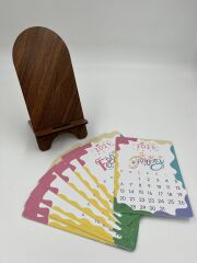 2026 Takvim - İngilizce Renkli Standlı Masaüstü Takvim- Ahşap Telefon Tutucu